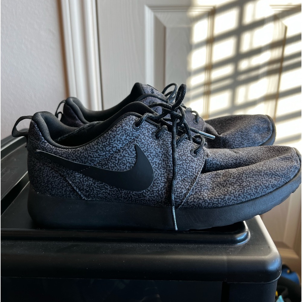 Black and grey nike roshe runs slightly worn. Size: 8 women #nike #rosheruns